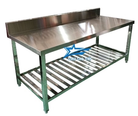 Bàn chế biến có giá nan dưới và thành chắn